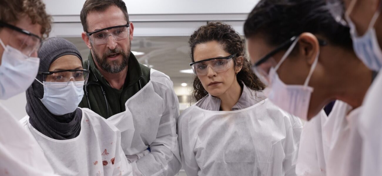 Équipe médicale en intervention dans The Pitt saison 2 épisode 7 sur HBO