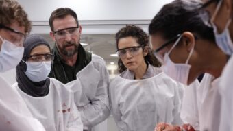 Équipe médicale en intervention dans The Pitt saison 2 épisode 7 sur HBO