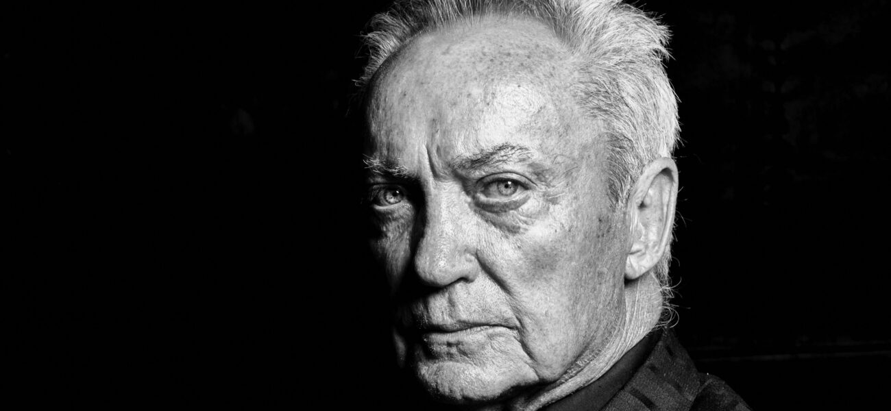 Portrait en noir et blanc d’Udo Kier, acteur culte du cinéma d’horreur et du cinéma d’auteur.
