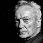 Portrait en noir et blanc d’Udo Kier, acteur culte du cinéma d’horreur et du cinéma d’auteur.