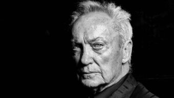 Portrait en noir et blanc d’Udo Kier, acteur culte du cinéma d’horreur et du cinéma d’auteur.