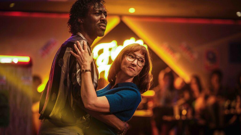 Thomas Ngijol et Audrey Lamy dans une scène rétro de danse dans Police Flash 80, ambiance années 80