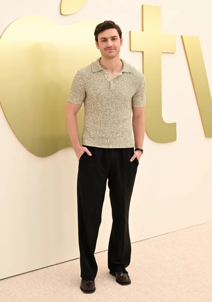 Charlie Hall lors d’un événement Apple TV+, ici photographié dans une tenue élégante et décontractée qui reflète son image d’acteur en pleine ascension.