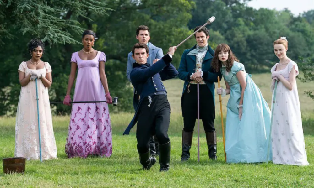 Scène extérieure avec plusieurs membres de la famille dans La Chronique des Bridgerton saison 4 sur Netflix