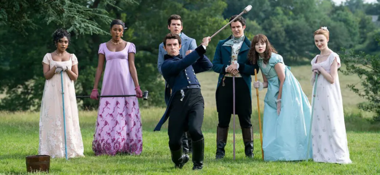 Scène extérieure avec plusieurs membres de la famille dans La Chronique des Bridgerton saison 4 sur Netflix
