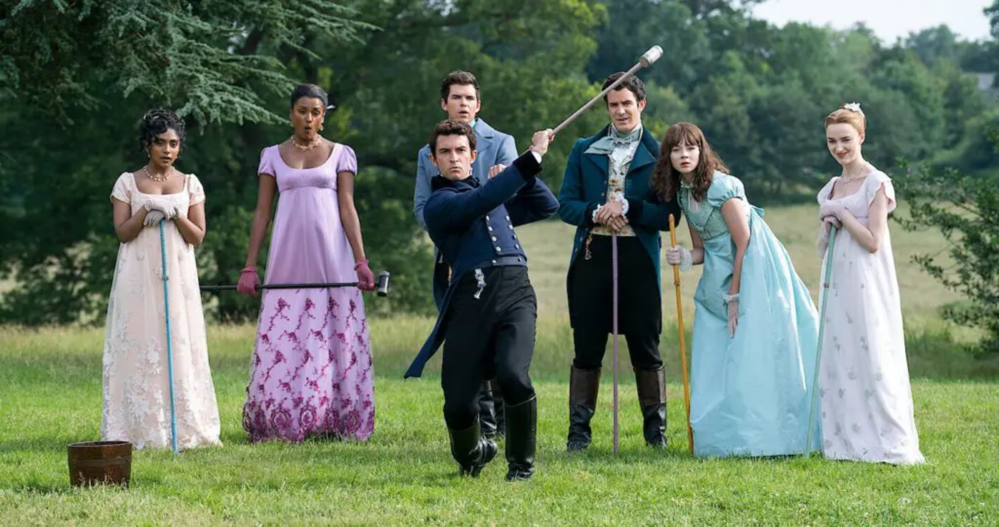 Scène extérieure avec plusieurs membres de la famille dans La Chronique des Bridgerton saison 4 sur Netflix