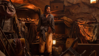 Priyanka Chopra dans une scène intense du film La Falaise disponible sur Prime Vidéo