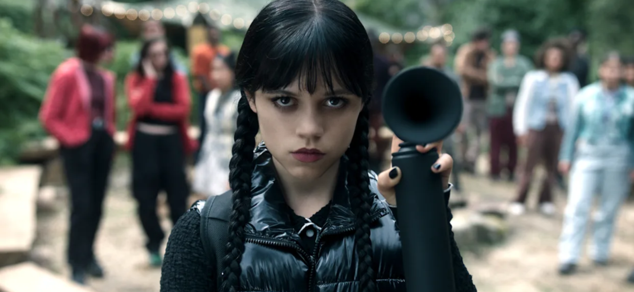Jenna Ortega dans le rôle de Mercredi Addams à Nevermore Academy dans la série Mercredi sur Netflix