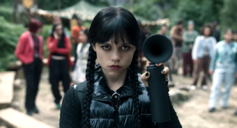 Jenna Ortega dans le rôle de Mercredi Addams à Nevermore Academy dans la série Mercredi sur Netflix